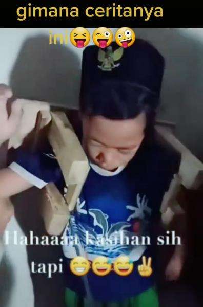 Tangan bocah terjepit bangku kecil.