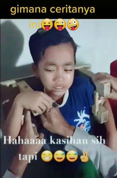 Tangan bocah terjepit bangku kecil.