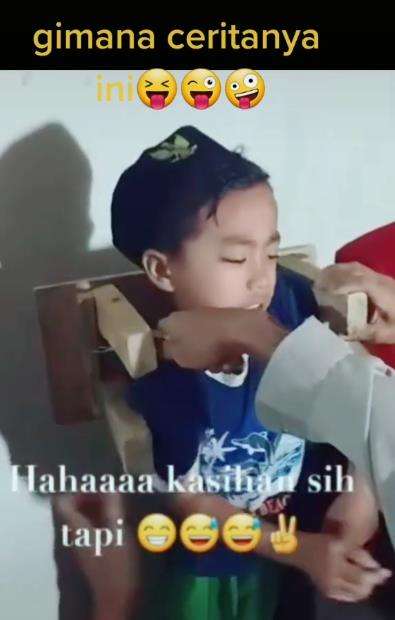 Tangan bocah terjepit bangku kecil.