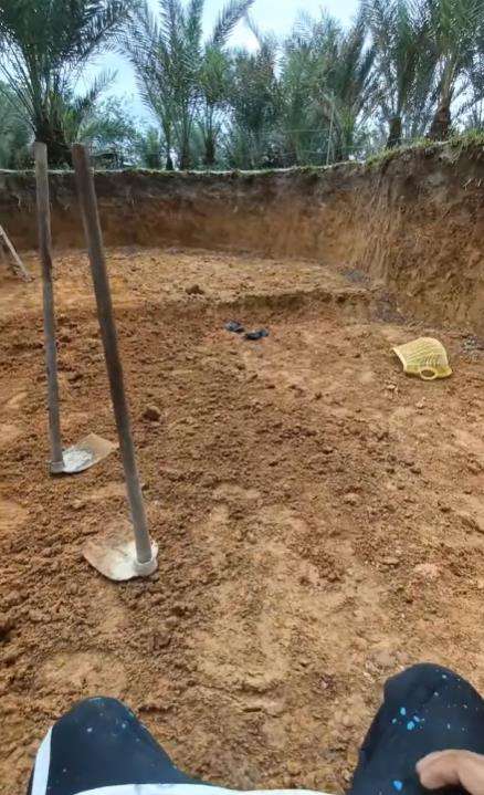 Seorang bapak bikin kolam renang sendiri dibantu anak-anaknya.