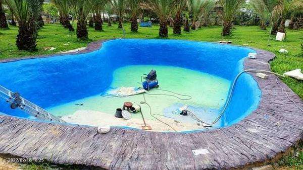 Seorang bapak bikin kolam renang sendiri dibantu anak-anaknya.