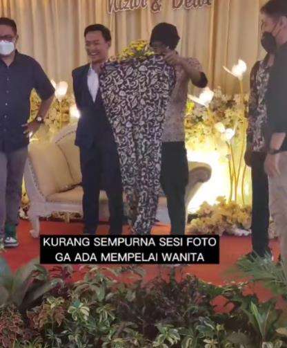 Datang ke nikahan sahabat, malah jadi mempelai wanita.