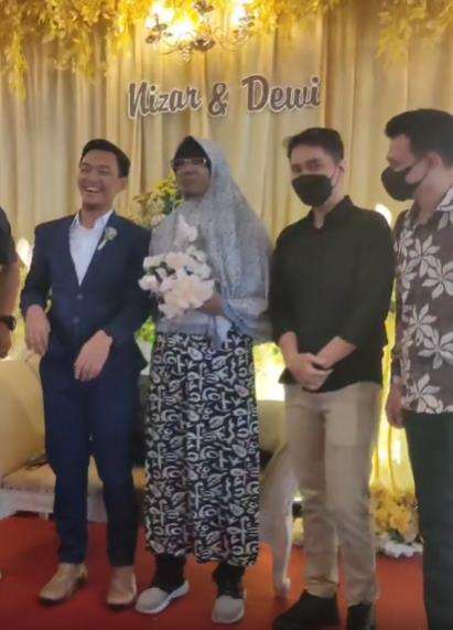 Datang ke nikahan sahabat, malah jadi mempelai wanita.