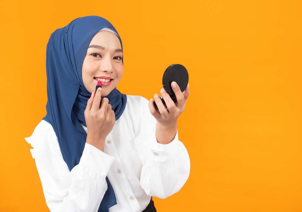 Memakai Lipstik Memakai Lipstik