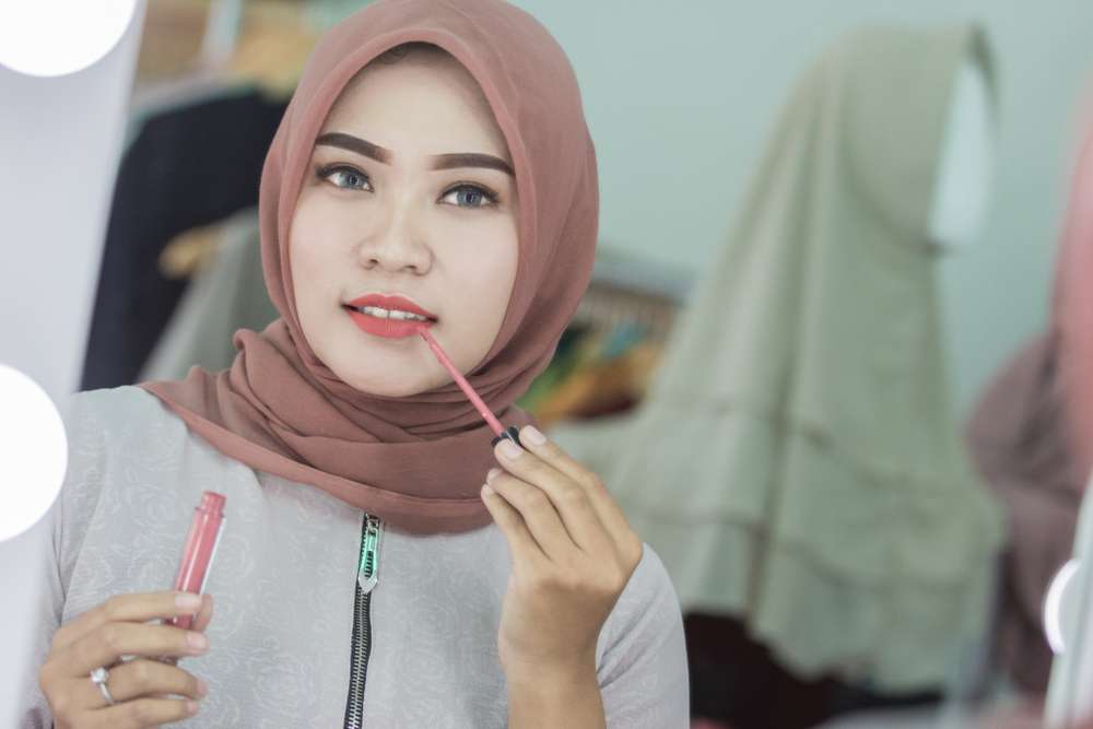Memakai Lipstik