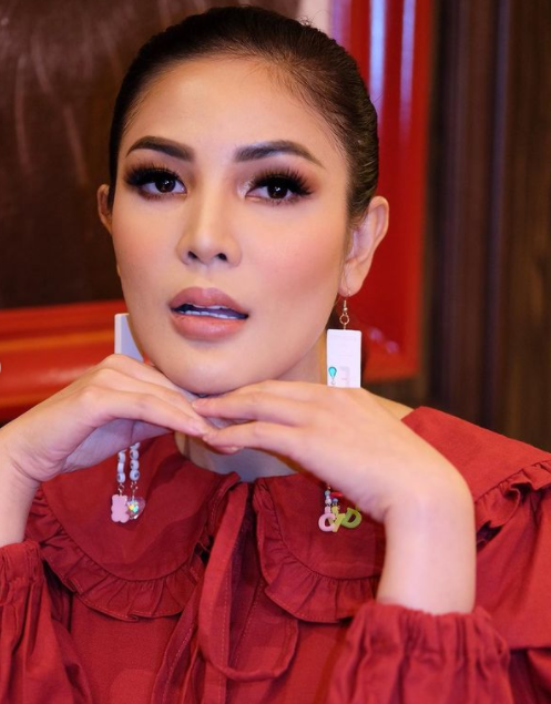 Nindy Ayunda Kenakan Statement Earrings