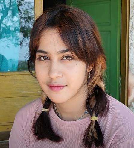Viral gadis bule keturunan Palestina tinggal di gubuk bersama kakek dan neneknya.