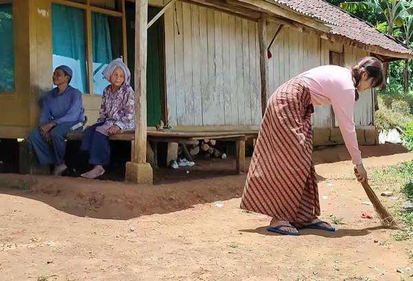 Viral gadis bule keturunan Palestina tinggal di gubuk bersama kakek dan neneknya.