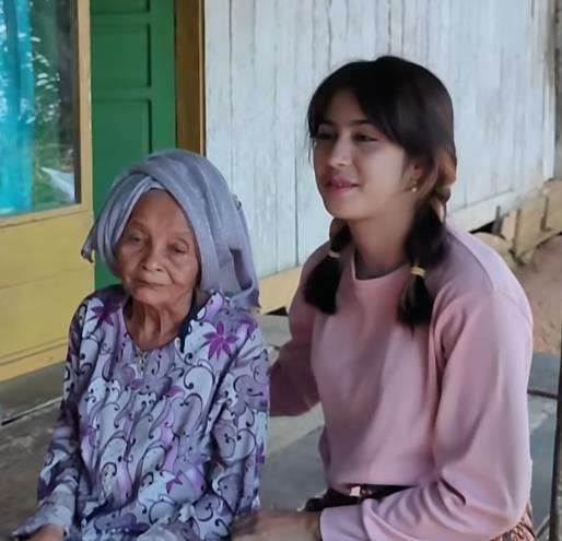 Viral gadis bule keturunan Palestina tinggal di gubuk bersama kakek dan neneknya.