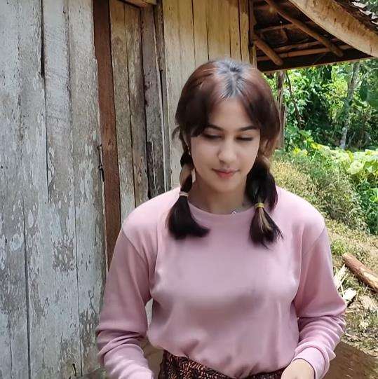 Viral gadis bule keturunan Palestina tinggal di gubuk bersama kakek dan neneknya.