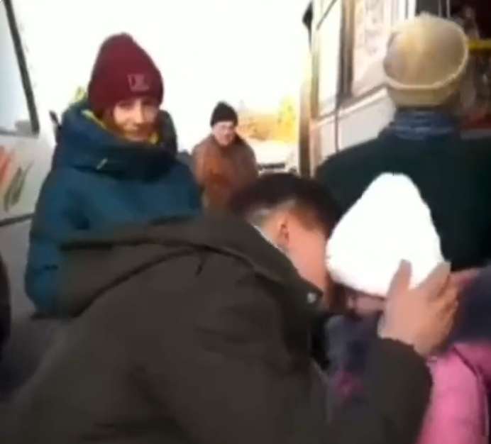Momen perpisahan ayah dan anak di ukraina demi bela negara.