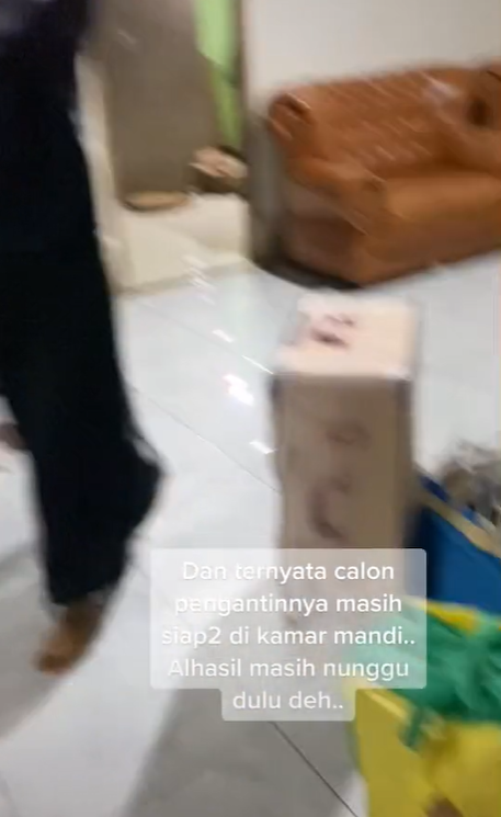 MUA Berjalan di Atas Karpet Putih