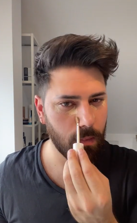 Menggunakan Concealer