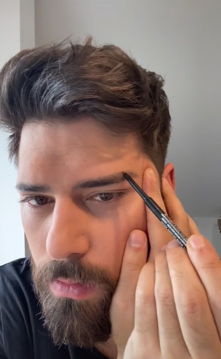 Menggunakan Brow Pencil