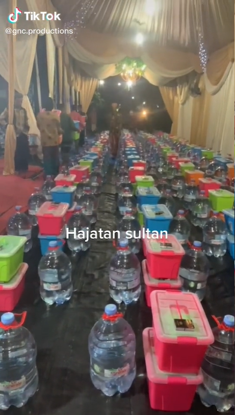 Besek Makanan dari Hajatan Sultan