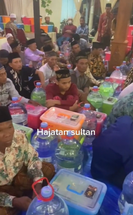 Besek Makanan dari Hajatan Sultan
