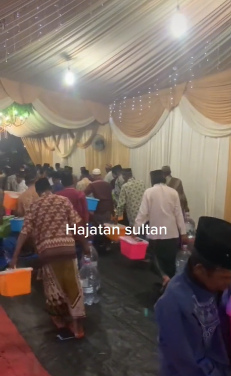 Besek Makanan dari Hajatan Sultan