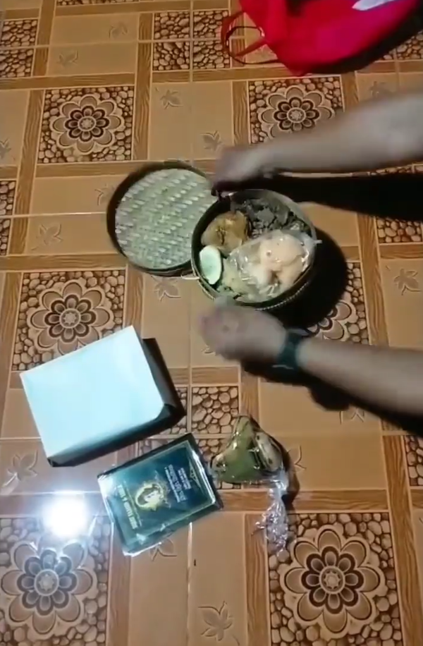 Besek Makanan Isinya Bikin Kaget