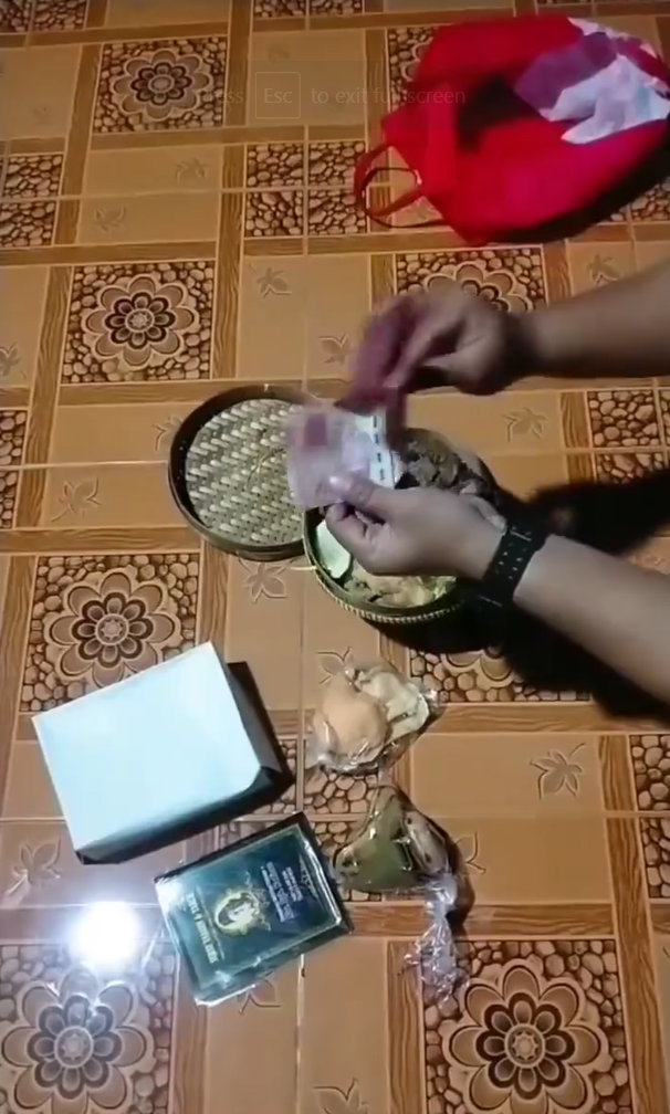 Besek Makanan Isinya Bikin Kaget
