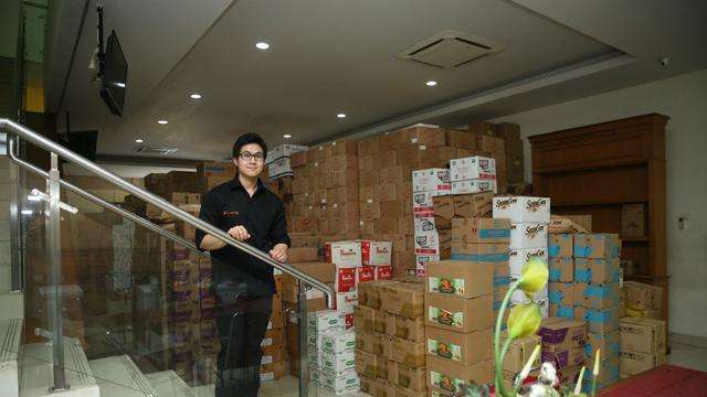 William Sunito di depan tokonya