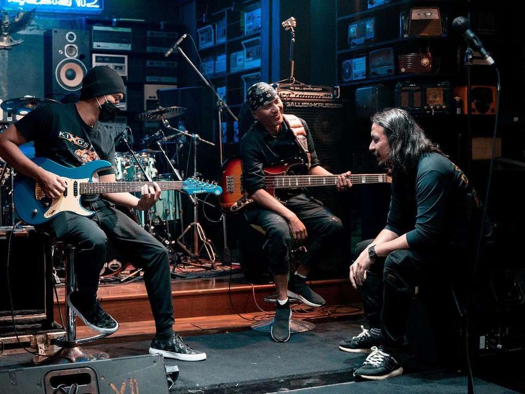 Ello jadi vokalis band Dewa 19 Ello jadi vokalis band Dewa 19