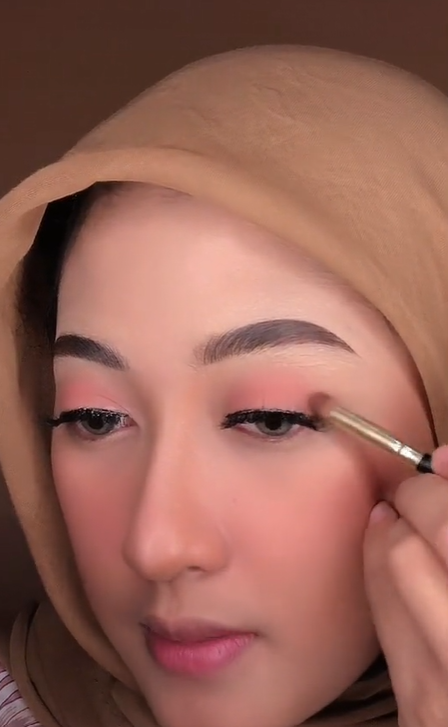Menggunakan Eyeshadow