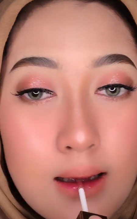Memakai Lip Gloss