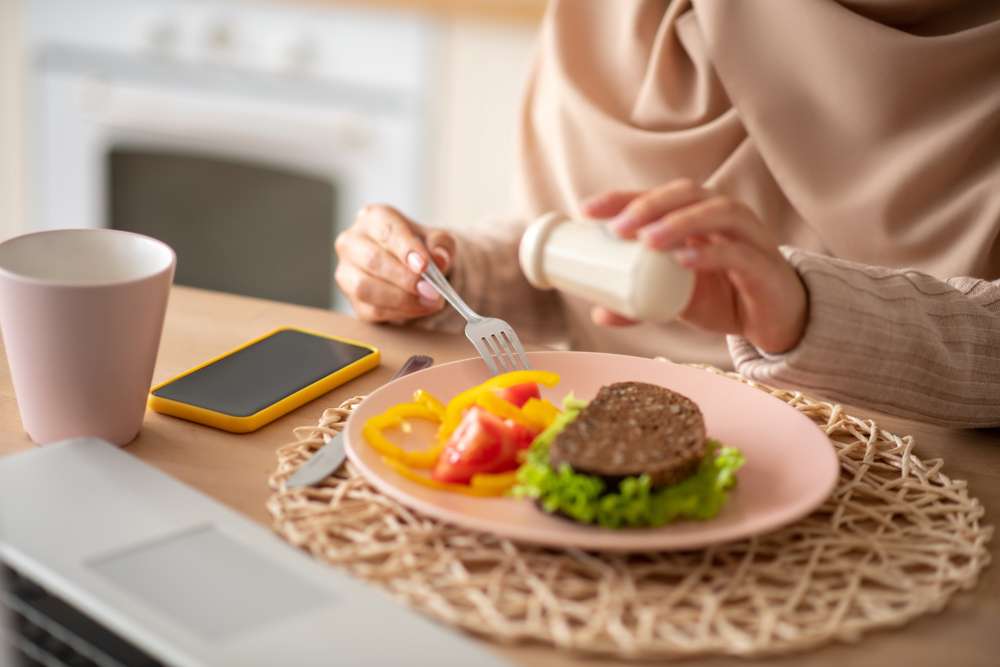 Mengonsumsi Makanan Sehat