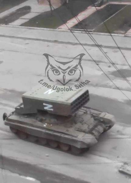 Kendaraan peluncur roket TOS-1 bersenjatakan bom termobarik melintas di Ukraina.