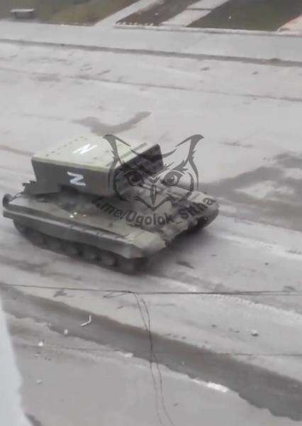 Kendaraan peluncur roket TOS-1 bersenjatakan bom termobarik melintas di Ukraina.
