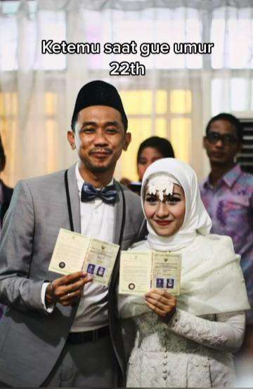 Viral selisih usia pasangan ini bikin syok.
