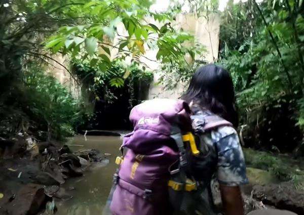 Pria gondrong tangkap dan lahap raja jin.