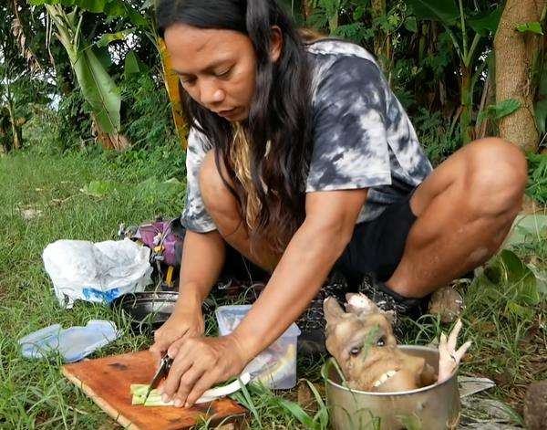 Pria gondrong tangkap dan lahap raja jin.