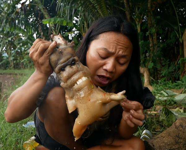 Pria gondrong tangkap dan lahap raja jin.