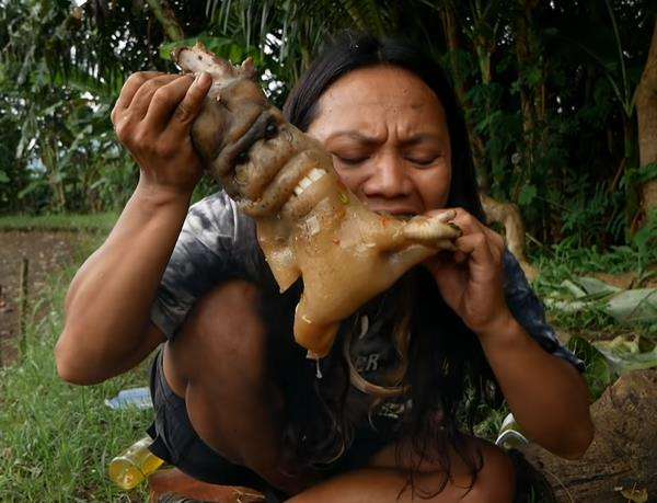 Pria gondrong tangkap dan lahap raja jin.