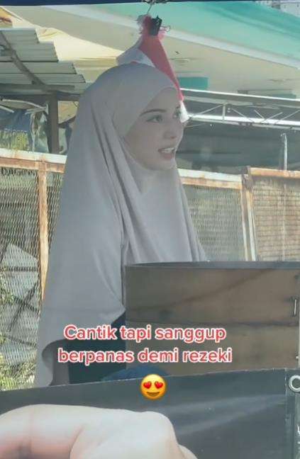 Viral penjual bakpao pinggir jalan cantik nggak ketulungan.
