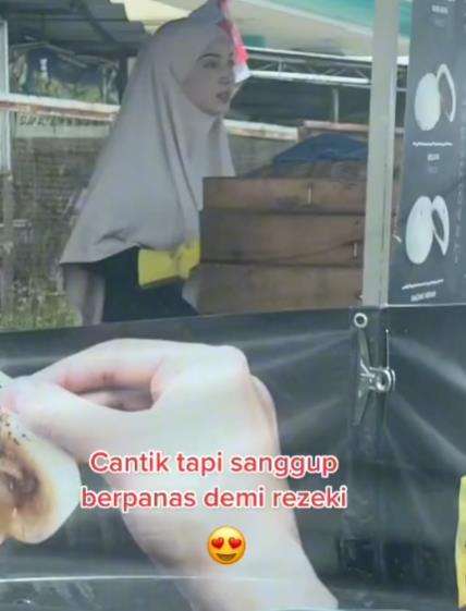 Viral penjual bakpao pinggir jalan cantik nggak ketulungan.