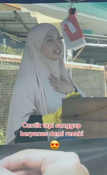 Viral penjual bakpao pinggir jalan cantik nggak ketulungan.