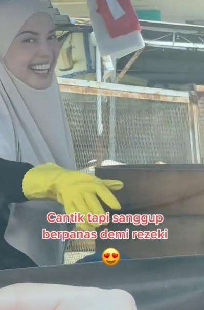 Viral penjual bakpao pinggir jalan cantik nggak ketulungan.