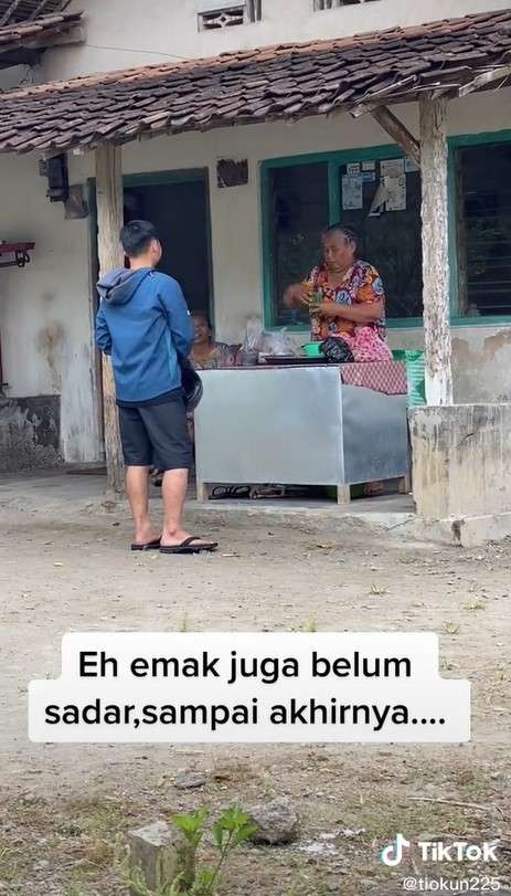Viral pria tiga tahun merantau beri kejutan ke Ibu