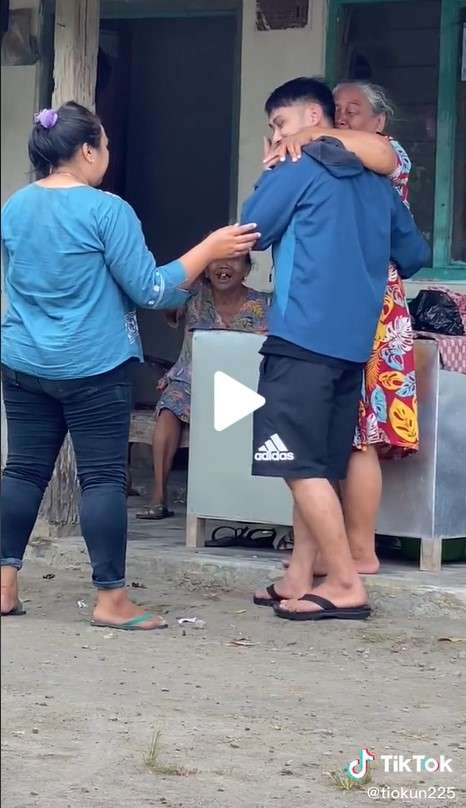 Viral pria tiga tahun merantau beri kejutan ke Ibu