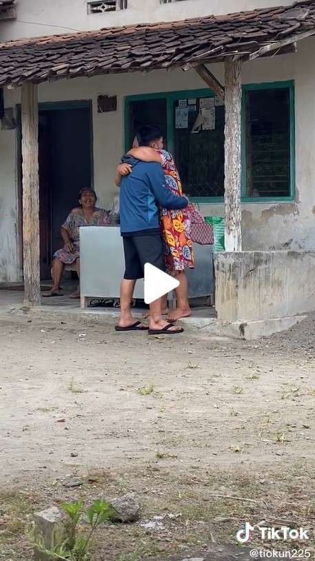 Viral pria tiga tahun merantau beri kejutan ke Ibu