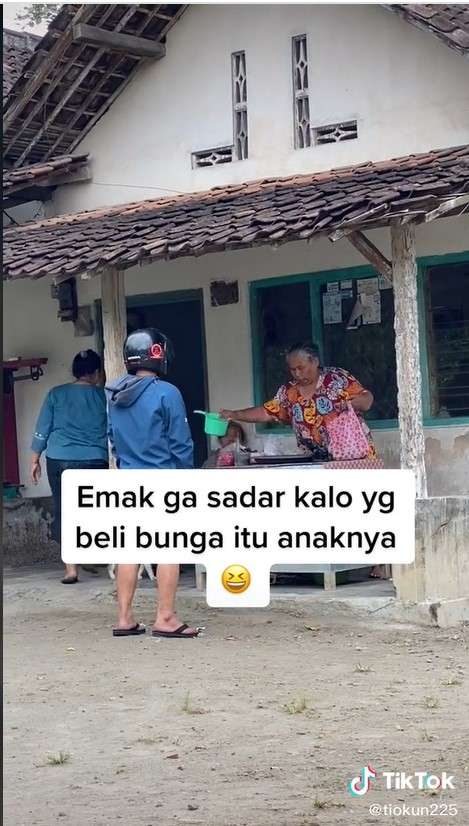 Tiga tahun merantau pria ini beri kejutan ke ibu