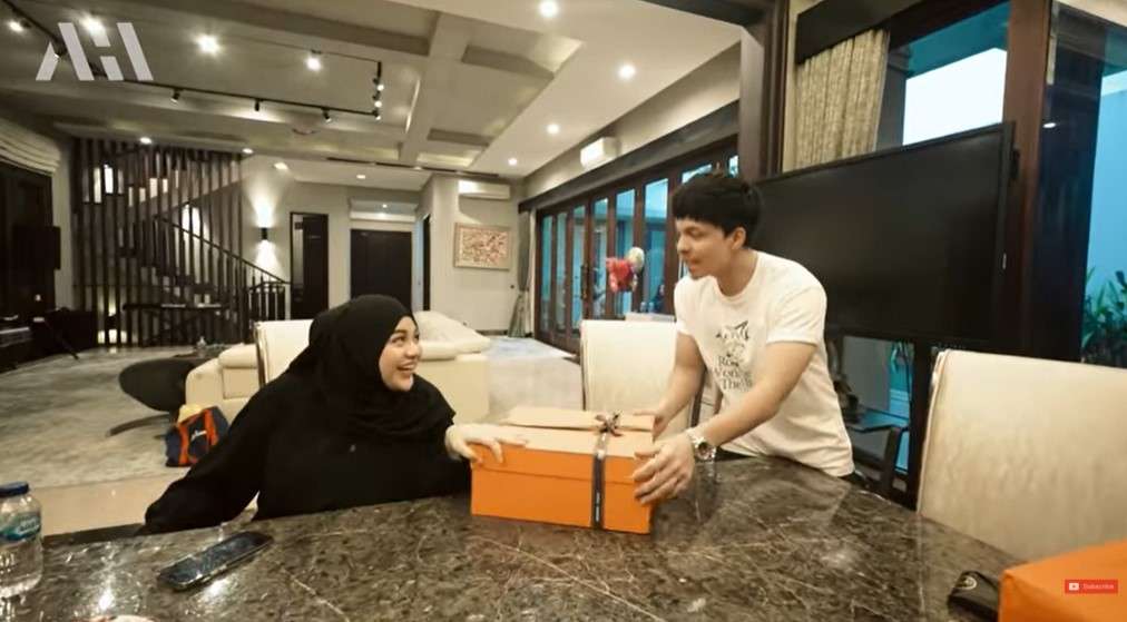 Aurel penasaran isi kotak orange
