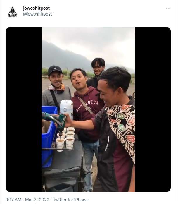 Penjual kopi unik aduk pakai bor listrik