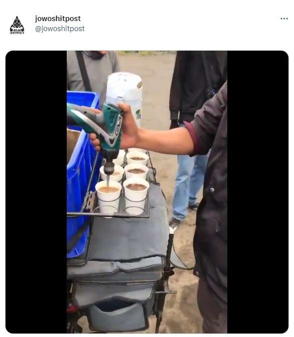 Penjual kopi unik aduk pakai bor listrik