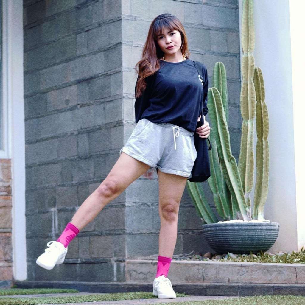 Penampilan Kartika istri komika Uus