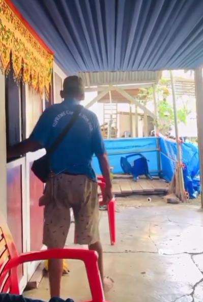 Di hari pernikahan putrinya, sang ayah malah ke kebun cari rumput.