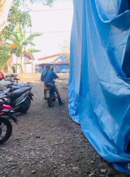 Di hari pernikahan putrinya, sang ayah malah ke kebun cari rumput.