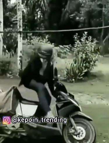 Kurir rasa pembalap antar paket pakai tendangan kungfu.